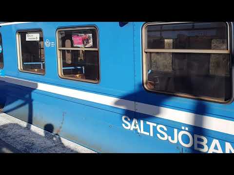 C8/C10/C11-tåg ankommer Sickla (Saltsjöbanan)