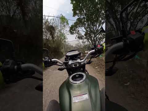 Mi moto y yo aguantando baches y saltos (rumbo a Choachí, Cundinamarca)