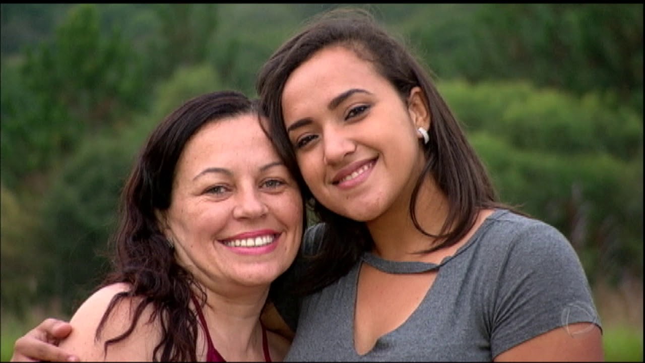 Conheça a história da mulher que adotou adolescente de 18 anos