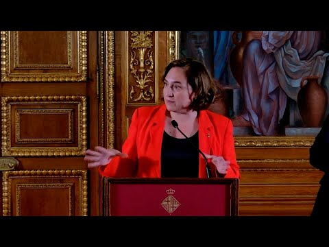 Colau cree que las declaraciones de Feijóo sobre el 'apartheid' son "una barbaridad y una false