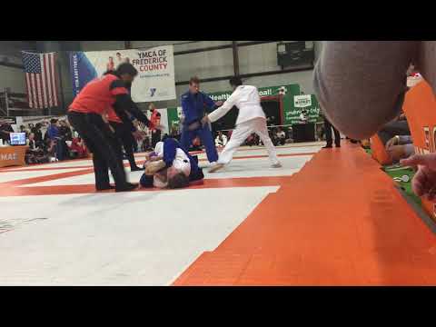 kid wins adult match at grappling Industrie