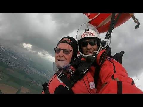 Fallschirmsprung die 2te: D-Day-Veteranen stürzen sich erneut in die Tiefe