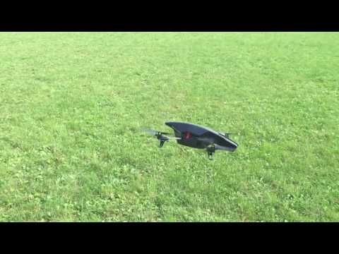 Simon flyver drone på fodboldbane