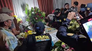 En Jalapa compañeros de la agente Diana Rosmery Chávez la despiden en su funeral