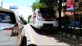 preview picture of video 'mengejar kereta api railbus di jalan slamet riyadi solo'