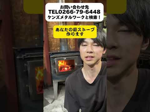 foyer-extérieur-cheminée-moderne--chaises-longues-beau-luminaire