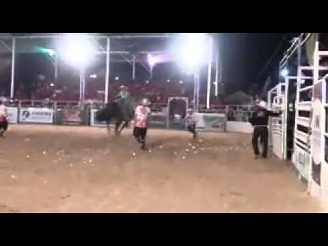 Luciano Alves vs touro chamada geral cia de rodeio fortaleza Rodeio de Monte Sião MG