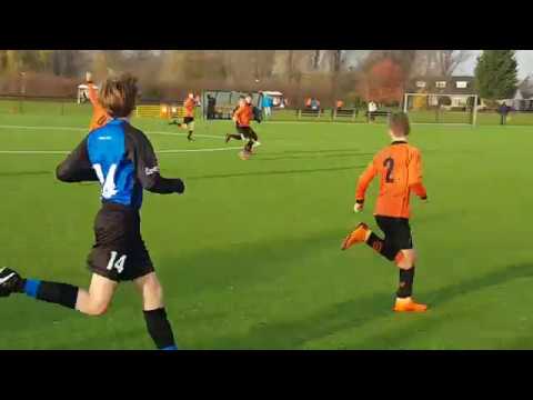 PVC in de aanval, De Meern verdedigt, schot Kees.