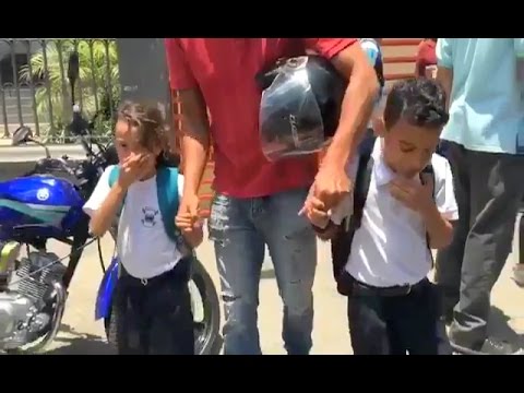 Venezuela #26Abr | Niños evacuados por bombas lacrimógenos lanzadas durante represión por la GNB