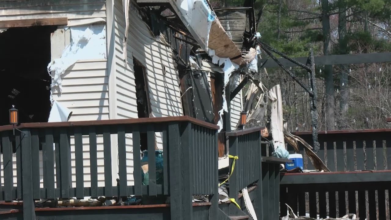 Un hombre de la localidad que perdió su casa en un incendio busca reírse por una vez.