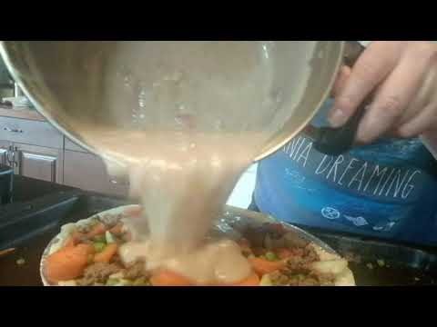 "Famous Meat Pie Recipe with Gravy & Mash – Easy Comfort Food Classic!"