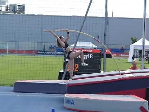 Garamvölgyi Petra 1. ugrása a 3.92 m-es magasságon