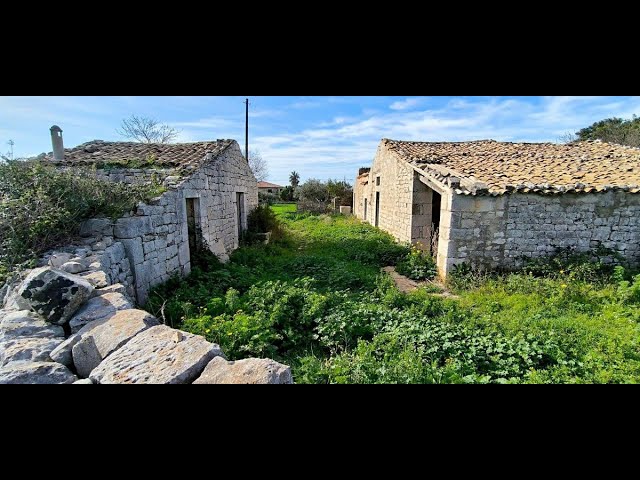 Fabbricato in pietra con 10 ettari di terreno a Modica