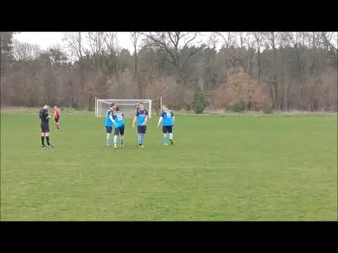 Daniel Matysiak zdobywa gola na 3:0 z rzutu wolnego w meczu Zamek Szymbark - Wel Bratian 3:0 (0:0)