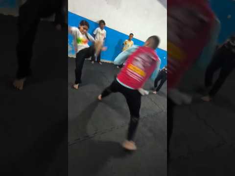 Brincando com as crianças de pega bandeira #capoeira #viralshort #capoeirarepublica #berimbau #viral