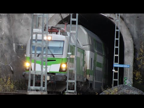 Junat sukeltavat Pönttövuoren tunneliin ja sieltä ulos (Drone ilmakuvaa)
