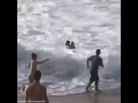 #Donna rischia di affogare in mare#