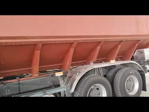 Customized HOWO brand 10T livestock and farm-oriented animal feed pellet truck for Philippines