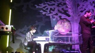 Imogen Heap performing &quot;Must be Dreaming&quot; in Norfolk, May 2010
