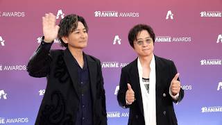 ポルノグラフィティ、遊び心あふれるスーツ姿でオレンジカーペットに登場　『クランチロール・アニメアワード 2026』オレンジカーペット