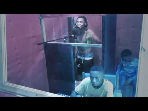 Mubeshi akiwa studio madiba record akiimba moja ya nyimbo yake pendwa na yamoto ya kuitwa CHECHE 💥💥