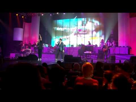 Un clip pentru nostalgici. Ștefan Bănică Jr. "aleargă printre stele" &icirc;ntr-un video filmat &icirc;n timpul unui concert de-al său