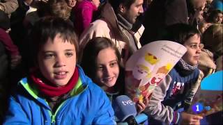 Niños cogiendo caramelos - Cabalgata de Reyes Magos 2015 - Madrid