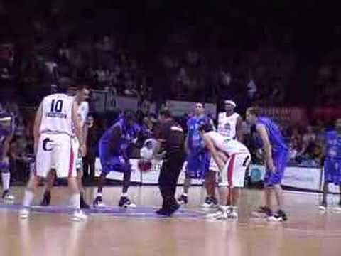 01 03-11-07 BCO-Aalst - Opworp gegeven door matchsponsor ''D