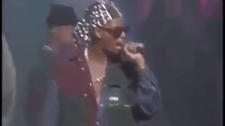 R. Kelly Recruiting 18 year-old girls &quot;To Play House&quot; During Concert!