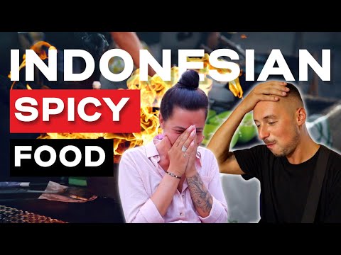 Trying SPICY Indonesian Street Food in Jakarta 2021