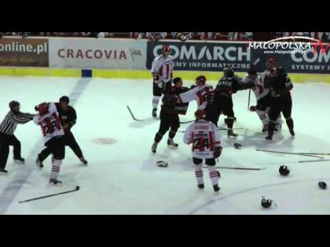 MalopolskaTV.pl: Cracovia - GKS Tychy 4:2, skrót meczu i walka na lodzie