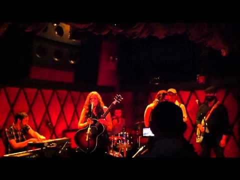 Allie Moss - Something to Hold On To (Live w/ Ingrid Michaelson)