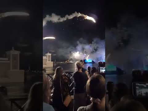 Epcot's HarmonioUS: ending w:/crowd reactions.