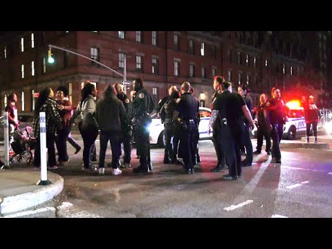 4 Teens Arrested, Angry Mob vs 20 NYPD Cops / Upper West Side NYC 4.6.23