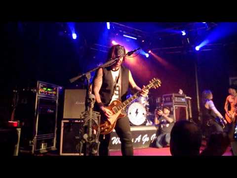 Buckcherry Live at the Whiskey a Go Go "Crazy Bitch" incl. Jam and bass solo