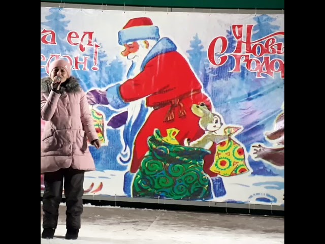 Рилә Әхмәдуллина җырлый