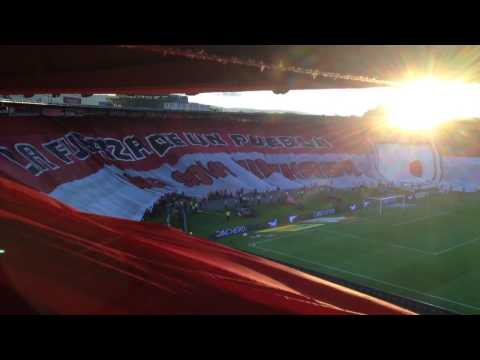 "Himno de Bogotá y bandera 'UNA SOLA HINCHADA'" Barra: La Guardia Albi Roja Sur • Club: Independiente Santa Fe