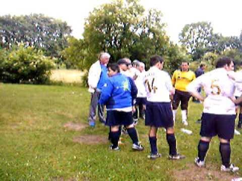 FC Italia Hagen - Hiddinghauser FV III (16.06.2009) halbzeitpause. Franchino beobachtet..