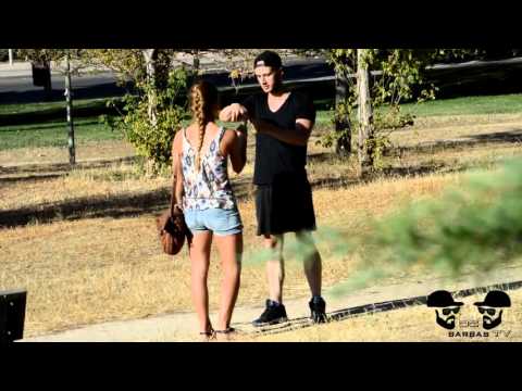 Ando a chicas sexys con el truco de la goma - KISSING PRANK full