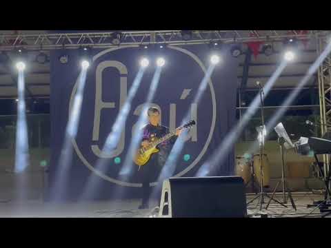 Tocando guitarra na minha escola (Back in black)