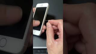 クリップでスマホのSIMを取り出す方法　ライフハック