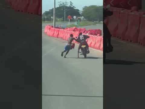 Acaba de suceder en Villa Rica, Cauca. Robaron moto a señora y no les prendió.