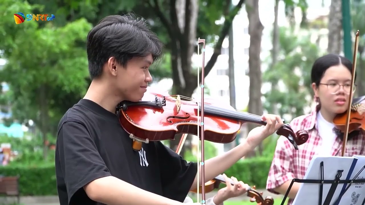 THÚ VỊ LỚP HỌC VIOLIN MIỄN PHÍ GIỮA CÔNG VIÊN Ở TP HCM