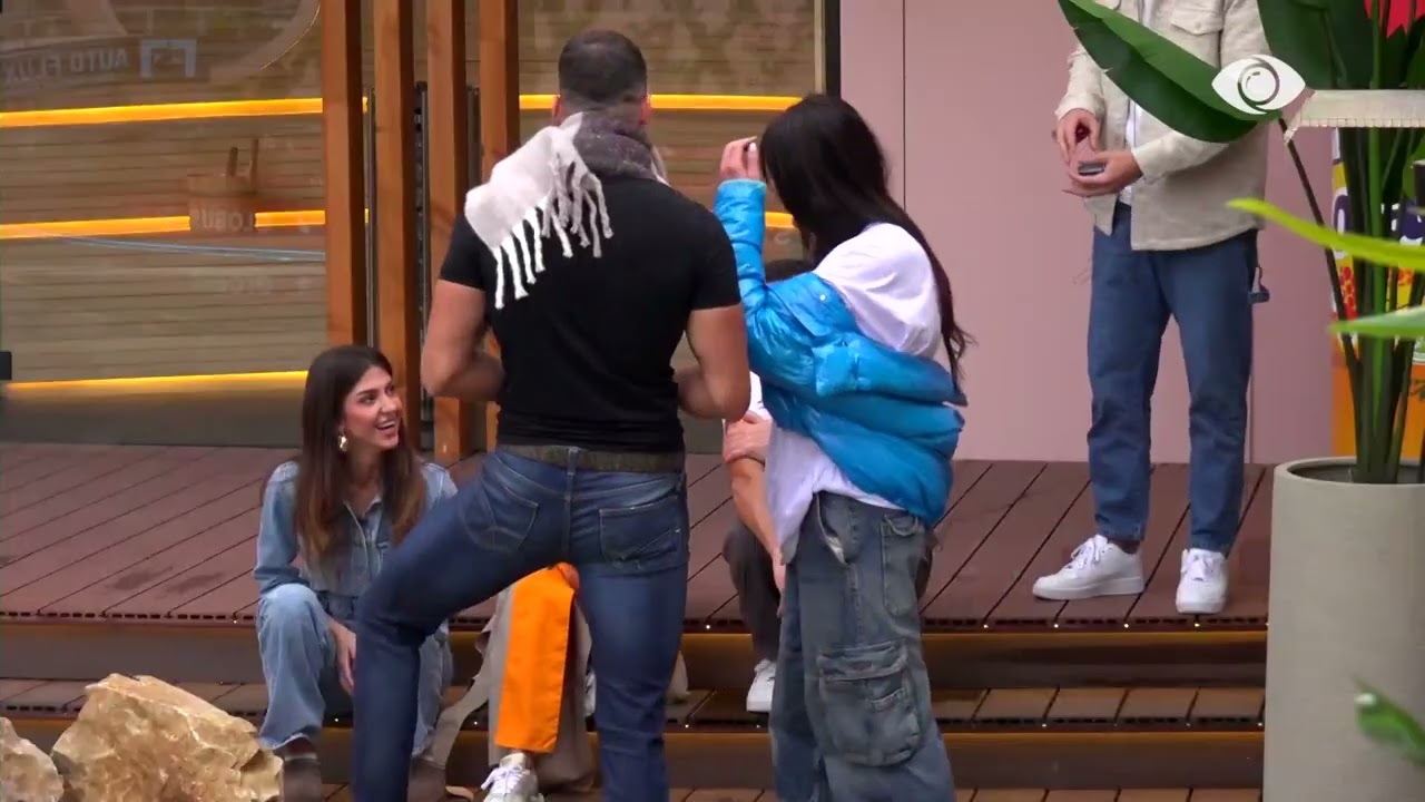 Do të tërheqë vëmendje/ Amber bisedon me banorët për Gjestin