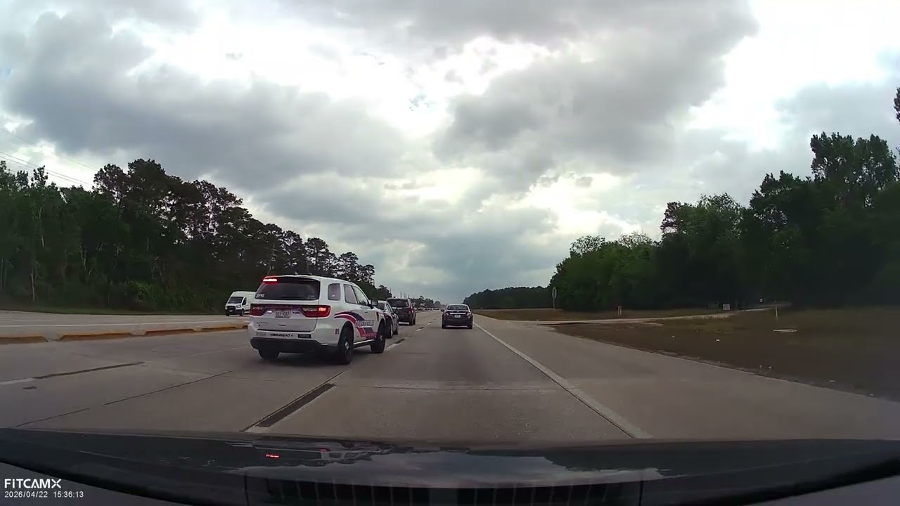 Constable Quickly Catches Someone Using The Road Shoulder || ViralHog