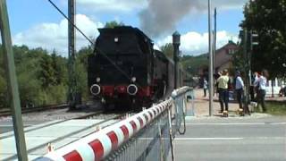 preview picture of video 'Zug der Sauschwänzlebahn mit Dampflok der BR 86 am Bahnübergang_Eisenbahnromatik pur'