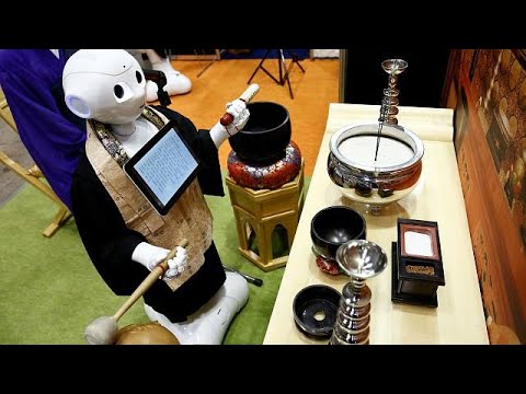 В Японии создали робота-священника, который может читать молитвы на похоронах (видео)