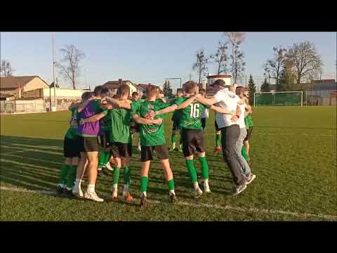 Ossa Biskupiec z fanami cieszy się ze zwycięstwa nad Polonią Pasłęk 2:1 (1:0). Liga okr., 22.04.2023