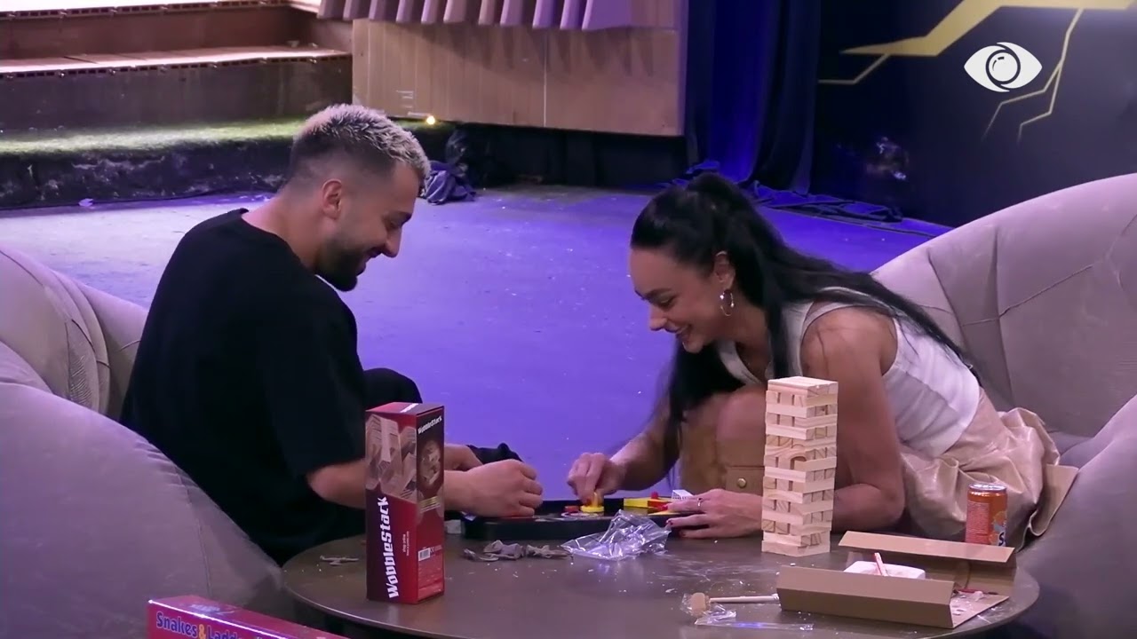 Momente gazmore, Gjesti dhe Egli luajnë hockey- tavoline