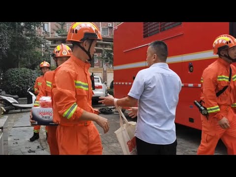 GLOBALink | People in flood-hit Henan show gratitude toward visiting firefighters GLOBALink | People in flood-hit Henan show gratitude toward visiting firefighters